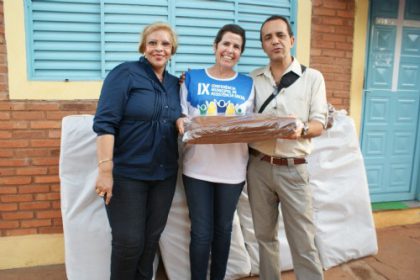 14809-marcia-moura-doa-cobertores-a-entidades-filantropicas