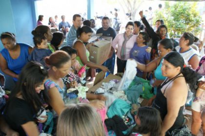14812-marcia-moura-entrega-cobertores-na-vila-haro