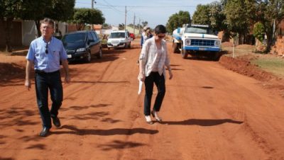 14917-prefeita-visita-obras-de-pavimentacao-no-maristela