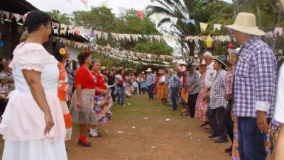 14930-grupos-da-melhor-idade-participam-de-festa-julina