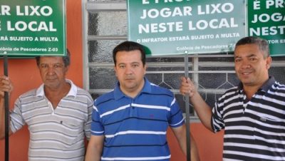 14990-meio-ambiente-entrega-placas-de-conscientizacao-a-colonia-de-pescadores