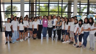 15126-prefeita-visita-exposicao-na-biblioteca-municipal