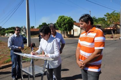 15138-prefeita-assina-ordem-de-servico-para-restauracao-de-asfalto