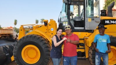 15190-prefeitura-municipal-entrega-pa-carregadeira-ao-dos