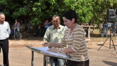 15207-prefeita-assina-ordens-de-servico-para-asfalto-no-interlagos-e-recuperacao-de-estradas-vicinais