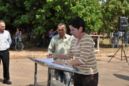 15207-prefeita-assina-ordens-de-servico-para-asfalto-no-interlagos-e-recuperacao-de-estradas-vicinais