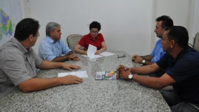 15309-prefeita-assina-ordem-de-servico-para-iluminacao-do-cemiterio-de-arapua