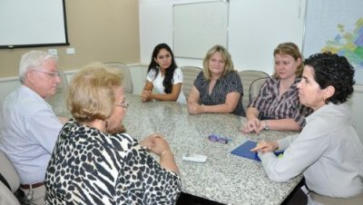 15326-prefeita-da-posse-a-duas-psicologas-aprovadas-em-concurso-publico