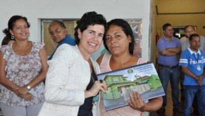 15345-prefeita-entrega-escrituras-de-23-casas-do-conjunto-azaleia