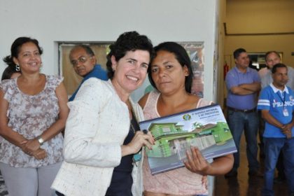 15345-prefeita-entrega-escrituras-de-23-casas-do-conjunto-azaleia