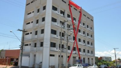 15486-predio-da-prefeitura-recebe-simbolo-da-luta-contra-aids