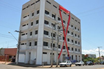 15486-predio-da-prefeitura-recebe-simbolo-da-luta-contra-aids