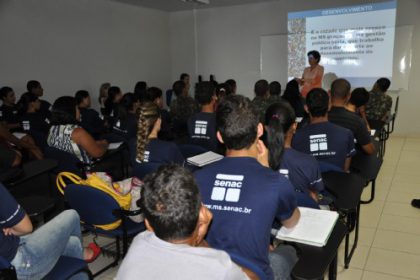 15498-prefeita-ministra-palestra-para-alunos-do-senac
