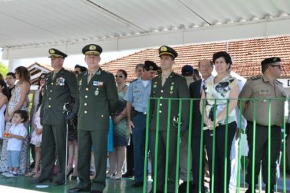 15644-prefeita-participa-da-solenidade-de-troca-de-comando-do-exercito