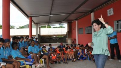 15700-prefeita-visita-escolinha-de-futebol-no-recanto-do-galo