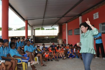 15700-prefeita-visita-escolinha-de-futebol-no-recanto-do-galo