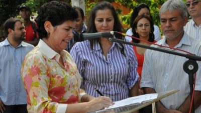 15702-prefeita-assina-ordem-de-servico-para-nova-quadra-de-esportes