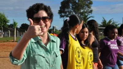 15719-prefeita-visita-meninas-que-representarao-cidade-em-campeonato-de-futebol