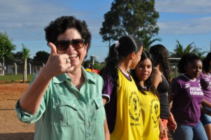 15719-prefeita-visita-meninas-que-representarao-cidade-em-campeonato-de-futebol