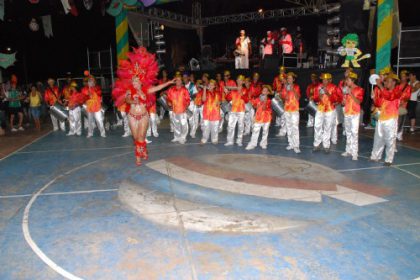15897-desfile-das-escolas-de-samba-acontece-domingo