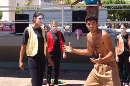 1590-dia-do-circo-e-do-teatro-e-comemorado-com-encenacao-na-praca-ramez-tebet