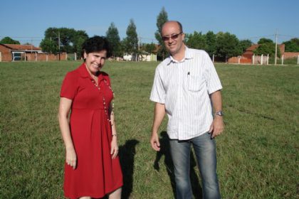 16077-prefeita-visita-obra-em-campo-de-futebol