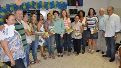 16094-prefeita-entrega-kits-escolares-aos-alunos-dos-cei-s