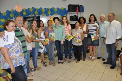 16094-prefeita-entrega-kits-escolares-aos-alunos-dos-cei-s