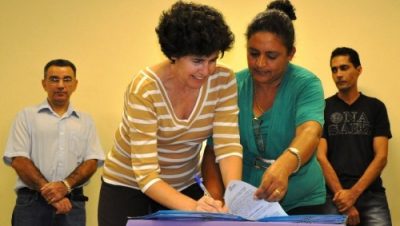 16125-prefeita-assina-convenios-de-repasse-de-ajuda-financeira