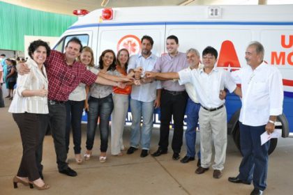 16213-saude-de-tres-lagoas-recebe-do-governador-nova-ambulancia-uti