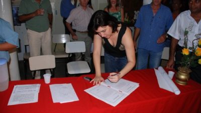 1622-prefeita-assina-ordem-de-servico-para-pavimentacao-asfaltica-em-mais-tres-bairros