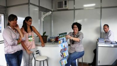 16340-prefeita-visita-stands-da-imprensa-na-tres-lagoas-florestal