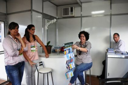 16340-prefeita-visita-stands-da-imprensa-na-tres-lagoas-florestal