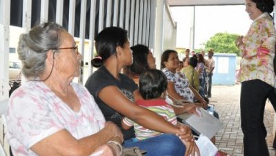 16360-prefeita-visita-escola-para-acompanhar-cadastro-habitacional