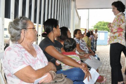 16360-prefeita-visita-escola-para-acompanhar-cadastro-habitacional