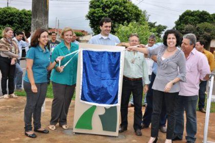16772-prefeita-entrega-obra-de-asfalto-e-drenagem-de-aguas-pluviais