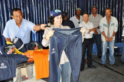 16791-prefeita-entrega-kits-de-uniformes-aos-servidores-do-dos