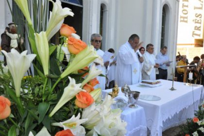 16811-prefeita-assiste-missa-campal-em-celebracao-ao-padroeiro-de-tres-lagoas