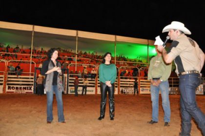 16947-marcia-moura-prestigia-abertura-do-rodeio-na-35-expotres