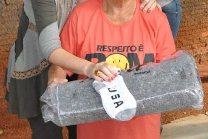 16966-prefeita-entrega-435-cobertores-da-campanha-do-agasalho