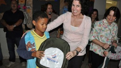17034-alunos-da-presidente-medici-recebem-novos-uniformes-e-mochilas