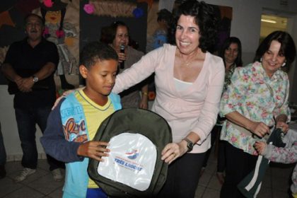 17034-alunos-da-presidente-medici-recebem-novos-uniformes-e-mochilas