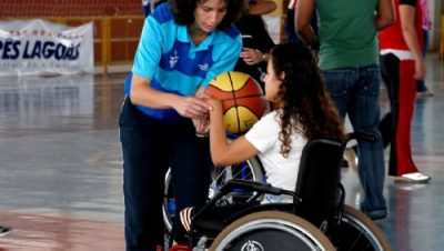 1712-professores-e-alunos-marcam-presenca-em-oficinas-de-esporte