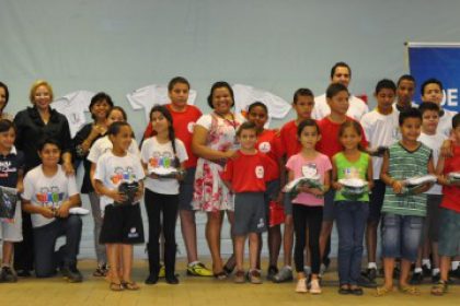 17242-secretaria-entrega-mais-de-5-mil-pecas-de-uniformes-para-programas-sociais