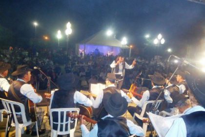 17263-orquestra-de-violeiros-faz-show-em-festival-no-interior-paulista