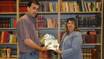 17287-secretario-entrega-livros-sobre-historia-da-aeronautica