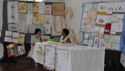 17323-associacao-expoe-bordados-no-paco-municipal