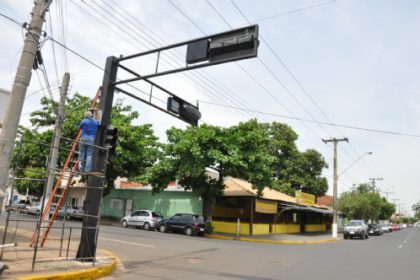 17380-deptran-inicia-instalacao-de-novos-semaforos
