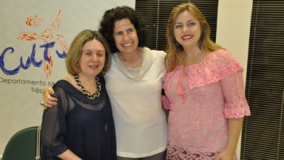 17429-novo-livro-de-cilene-queiroz-e-lancado-na-biblioteca-municipal