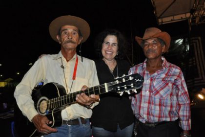 17475-prefeita-prestigia-primeira-noite-da-festa-do-folclore